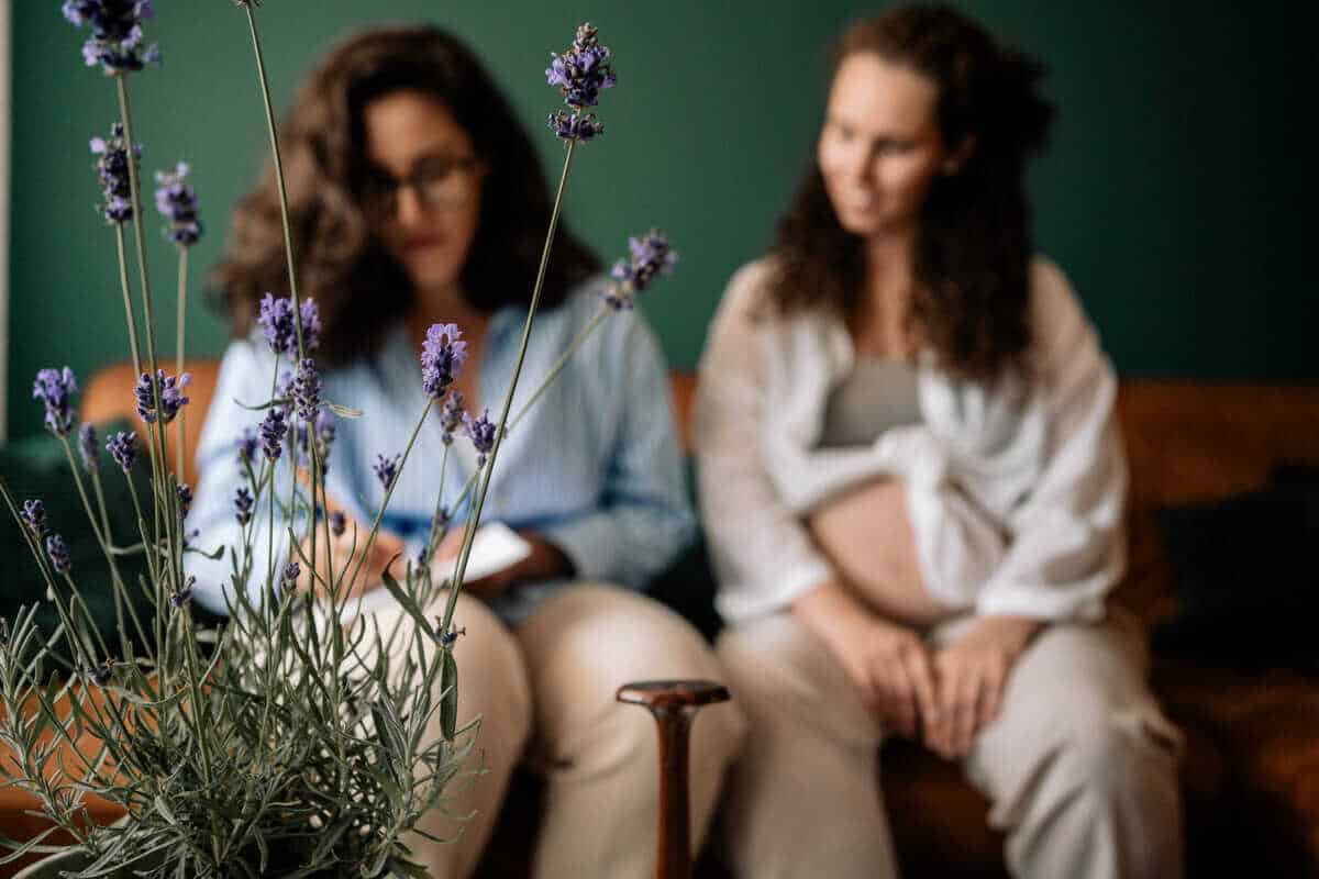 Über mich: Willkommen bei Hebamme Diddi!
Hallo! Ich bin Stephanie, 29 Jahre alt und arbeite als Hebamme in Wien. Ab August 2025 begleite ich wieder Familien in der Schwangerschaft und im Wochenbett in 1100 Wien, Kledering, Leopoldsdorf, Schwechat und Umgebung.